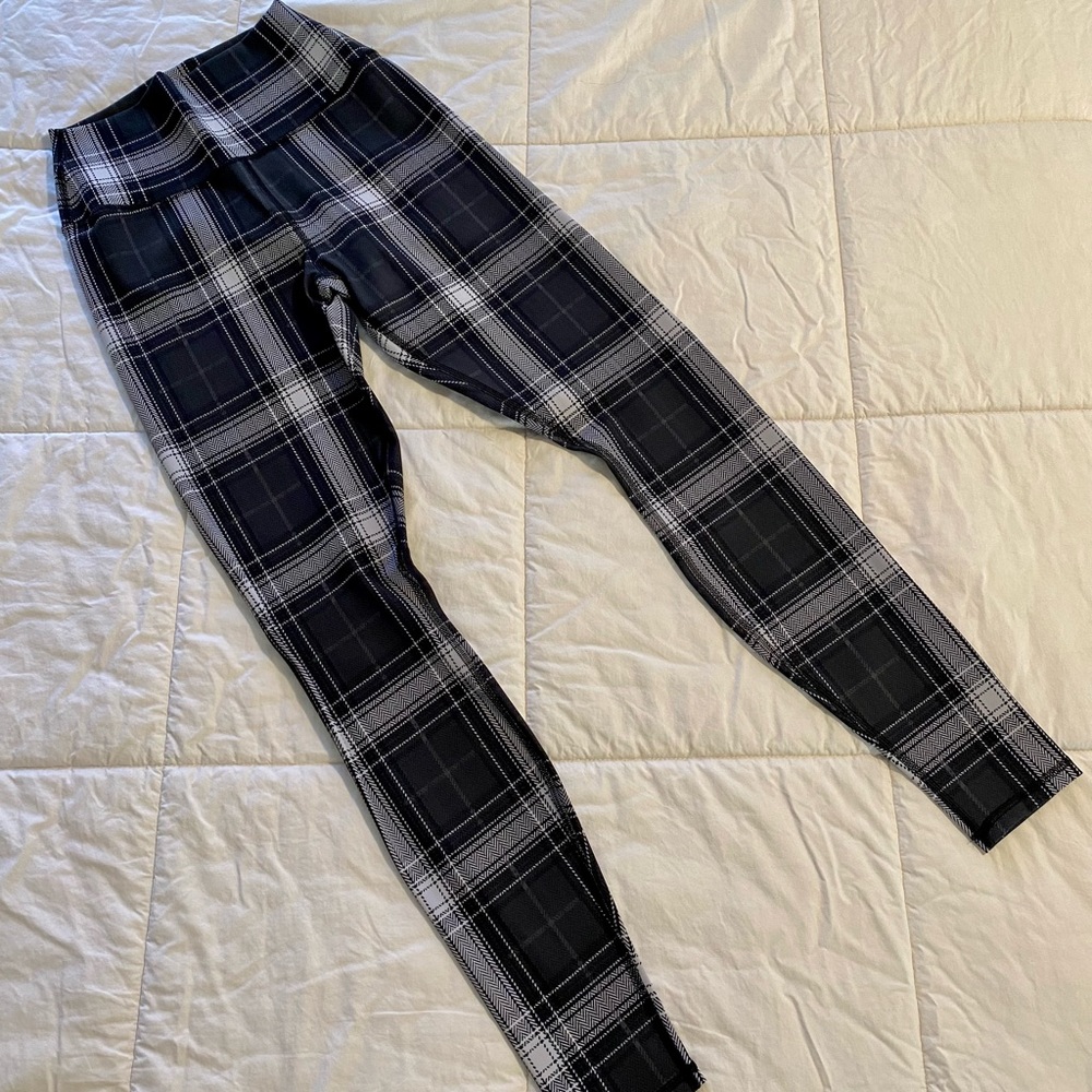 ALO Yoga High-Waist Vapor Legacy Plaid Leggings / Black & White / Size Small